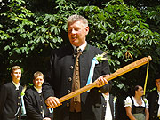 Münchens Oberbürgermeister Dieter Reiter durfte mit einer Ferula die jüngsten Bräuburschen der Jahrgänge 2013 und 2014 freischlagen (©Foto: Martin Schmitz)